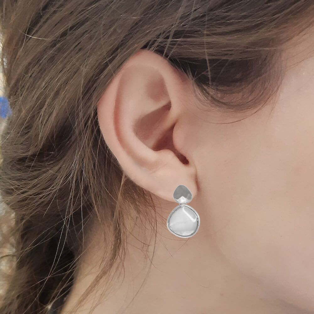 Pretty Stud Earrings with Hammered Silver Tone and Mother Of Pearl Shell Rounded Shapes (2.2cm x 1.4cm) (M192)D)