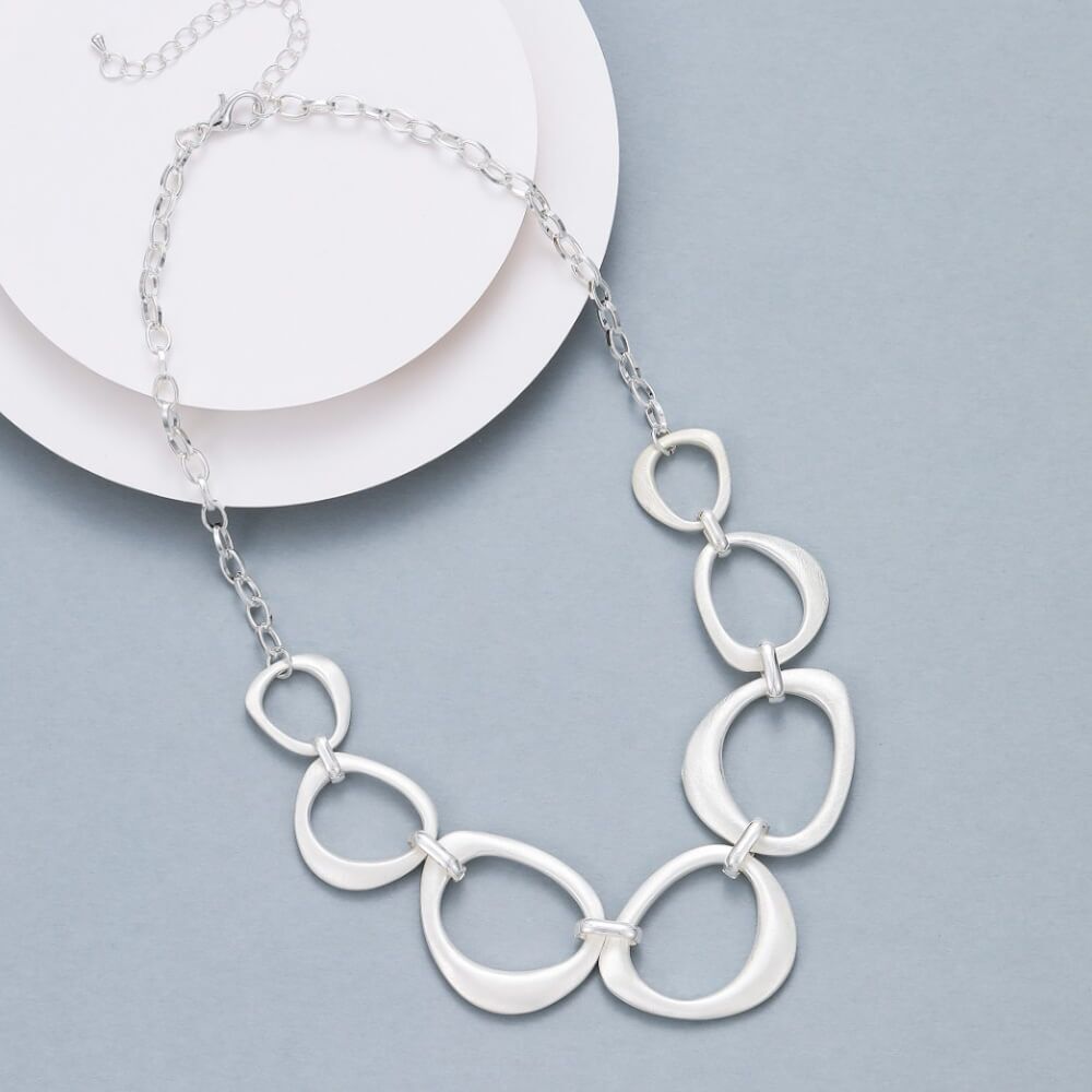 Short Chunky Silver Tone Nacklace with Matt Scratch Finish
