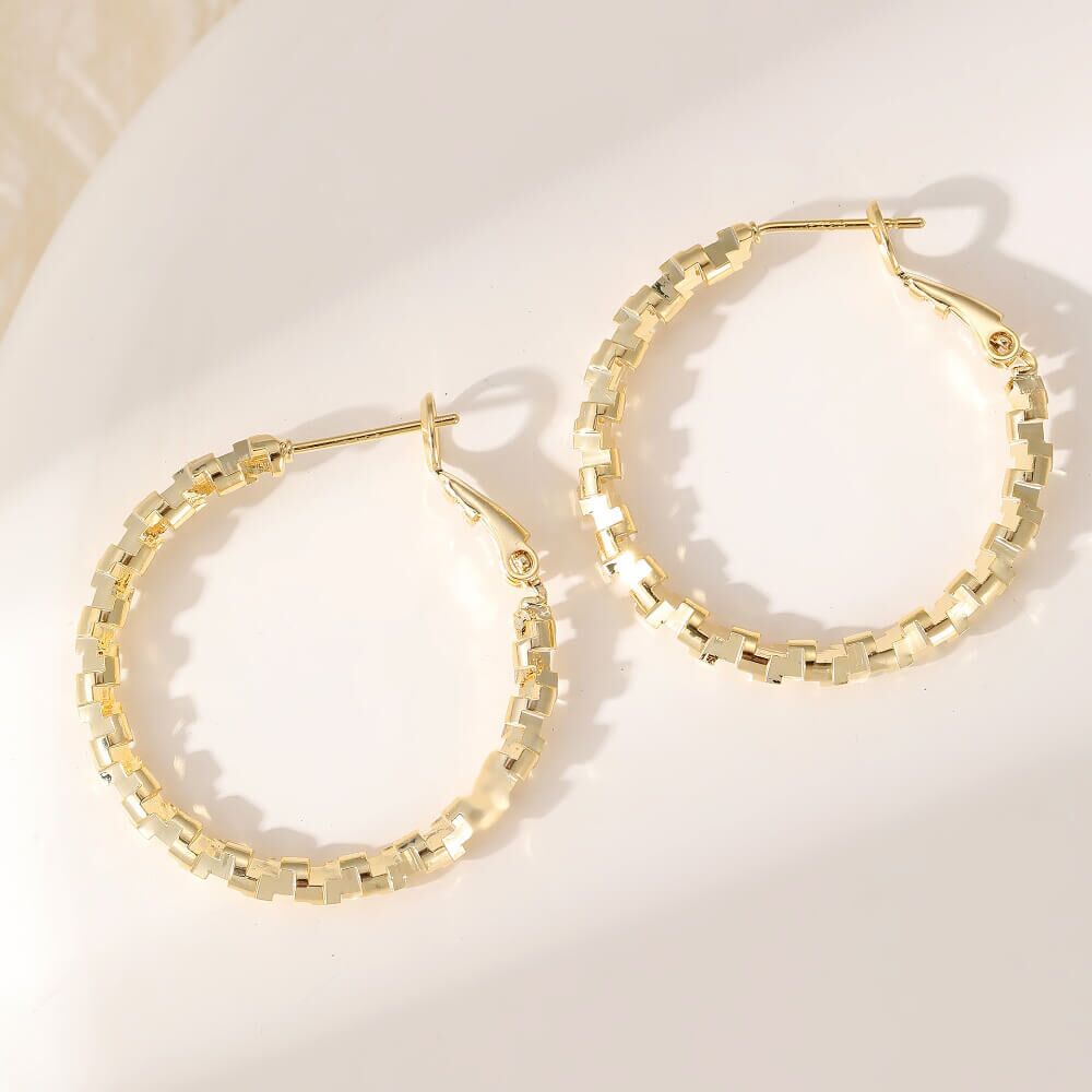 3cm Gold Tone Hoops with Bicicle Chain Look and Lever Back Fastenings (M112)G)
