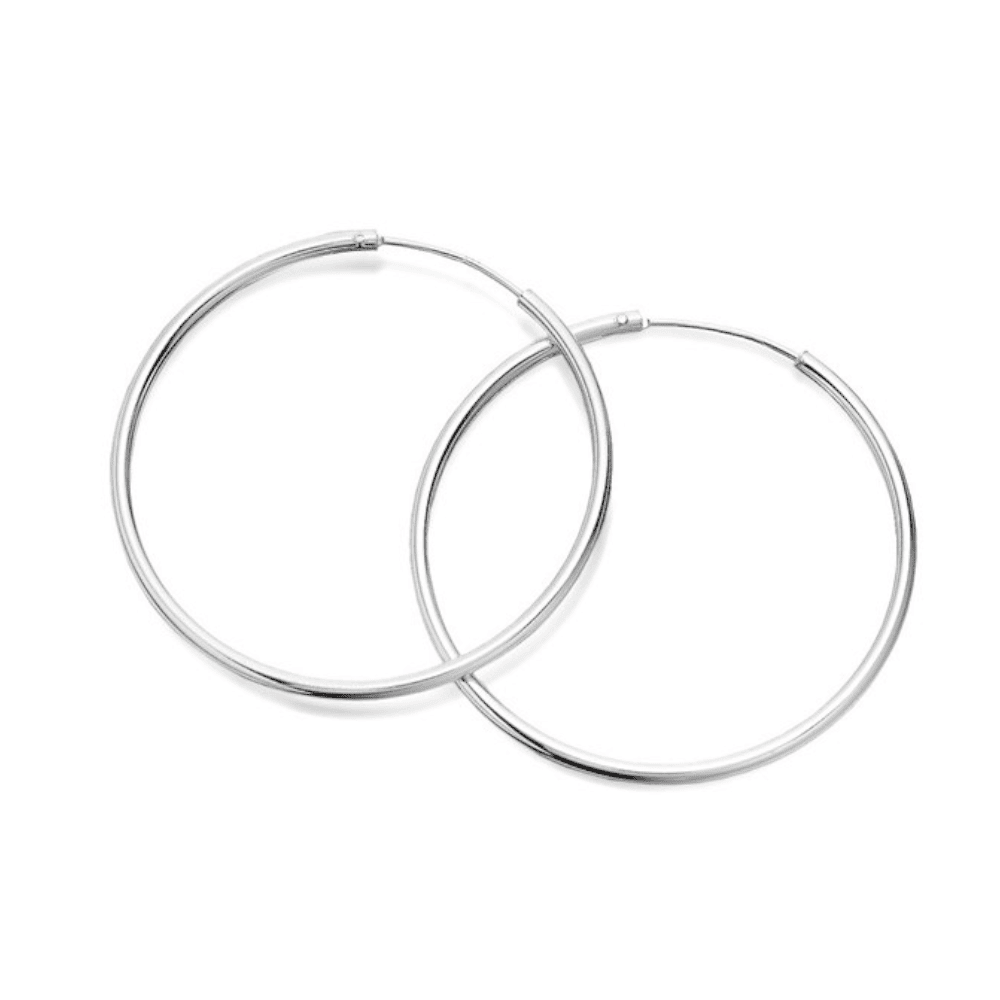 silber-hoop-earrings-on-Box-Chain-silver-robot-necklace.png September 3