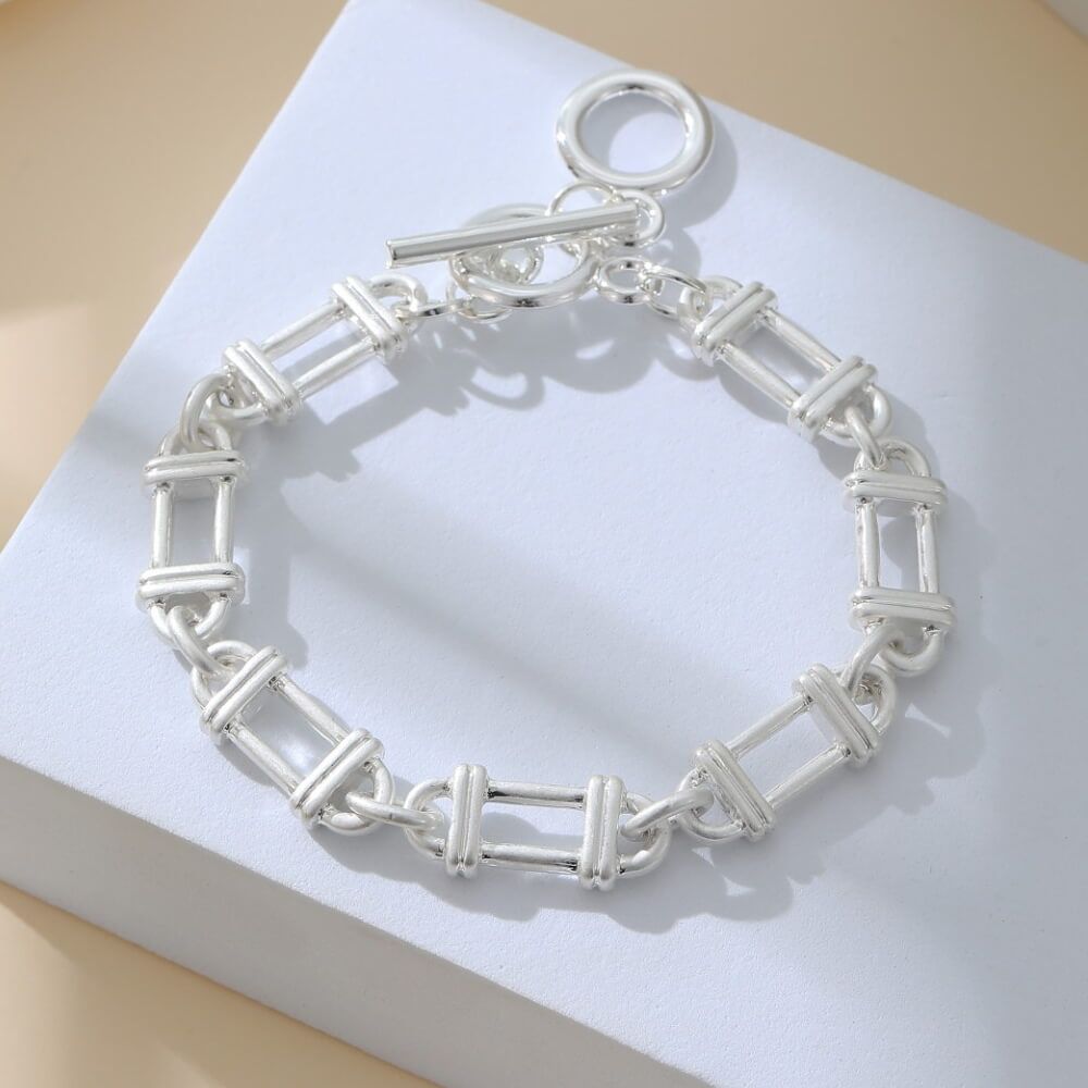 Contemporary Silver Tone Chain Necklace with T-Bar Fastener (M23)S)