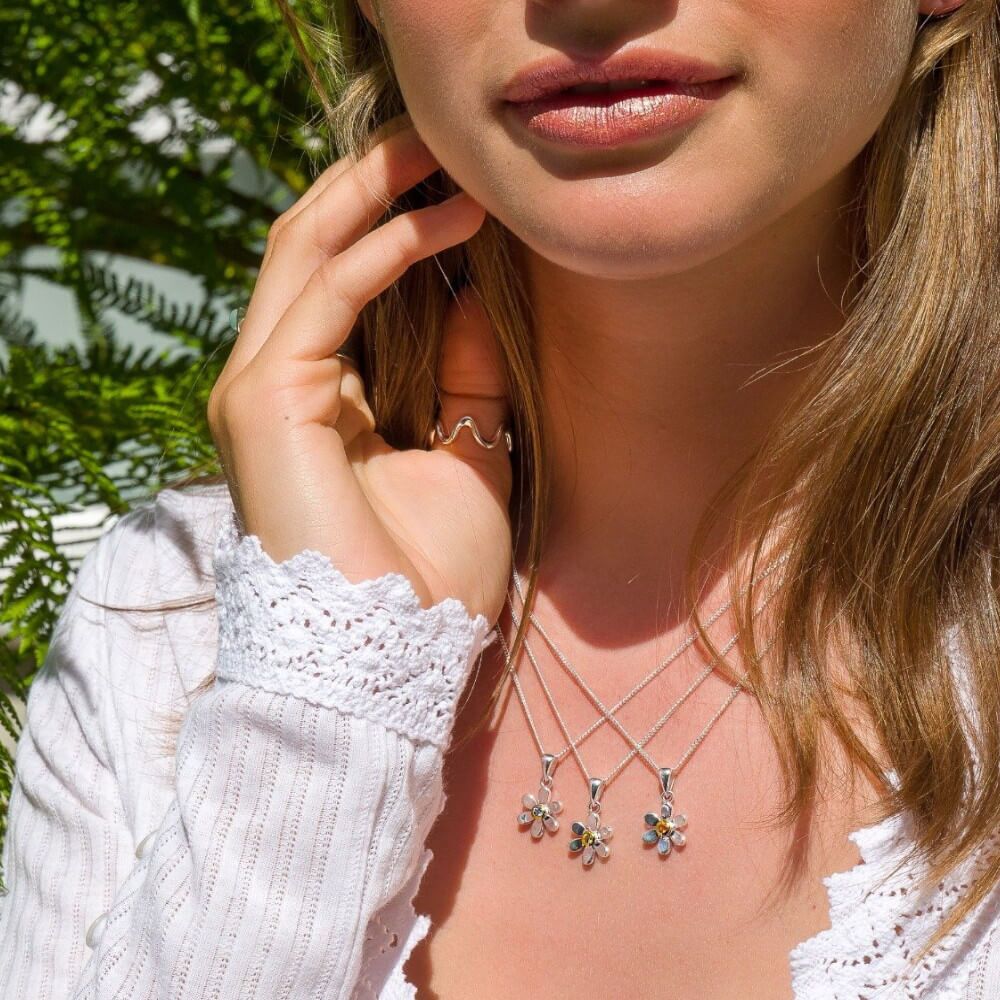 Pretty Sterling Silver and Gold Daisy Pendant with Purple Amethyst Centre (N134)D)